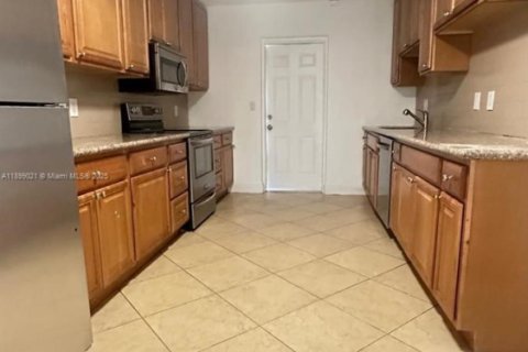 Casa en alquiler en Fort Lauderdale, Florida, 2 dormitorios, 199.93 m2 № 1951038 - foto 3