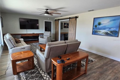 House in Sun City Center, Florida 2 bedrooms, 180.79 sq.m. № 2227596 - photo 11