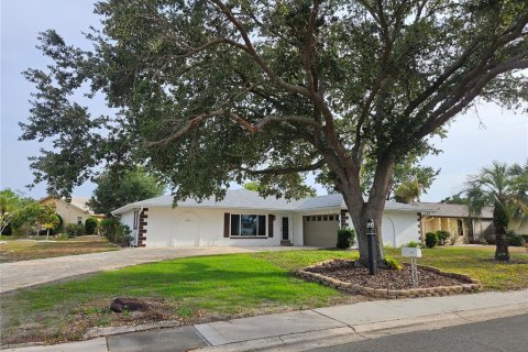 House in Sun City Center, Florida 2 bedrooms, 180.79 sq.m. № 2227596 - photo 2