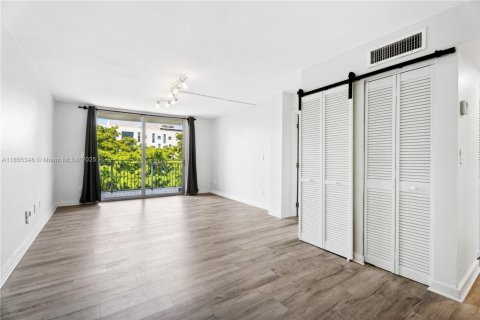 Condo in Miami, Florida, 2 bedrooms  № 1888901 - photo 11