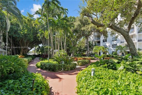 Condo in Miami, Florida, 2 bedrooms  № 1888901 - photo 10