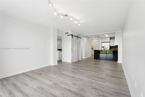 Condo in Miami, Florida, 2 bedrooms  № 1888901 - photo 13