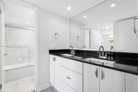 Condo in Miami, Florida, 2 bedrooms  № 1888901 - photo 19