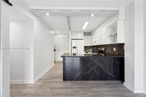 Condo in Miami, Florida, 2 bedrooms  № 1888901 - photo 14