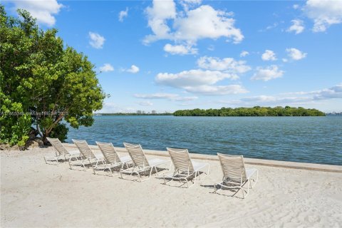 Condo in Miami, Florida, 2 bedrooms  № 1888901 - photo 7