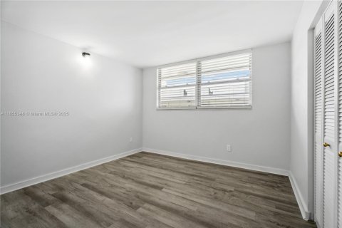Condo in Miami, Florida, 2 bedrooms  № 1888901 - photo 23