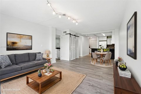 Condo in Miami, Florida, 2 bedrooms  № 1888901 - photo 12