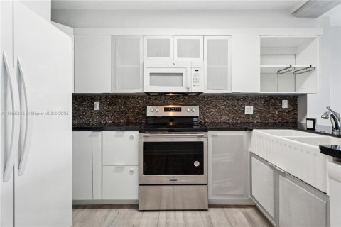 Condo in Miami, Florida, 2 bedrooms  № 1888901 - photo 15