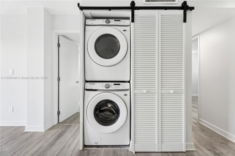 Condo in Miami, Florida, 2 bedrooms  № 1888901 - photo 16