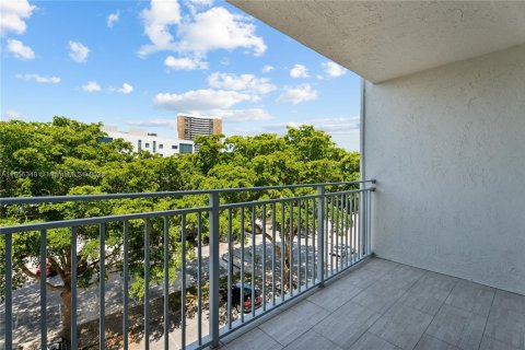 Condo in Miami, Florida, 2 bedrooms  № 1888901 - photo 26