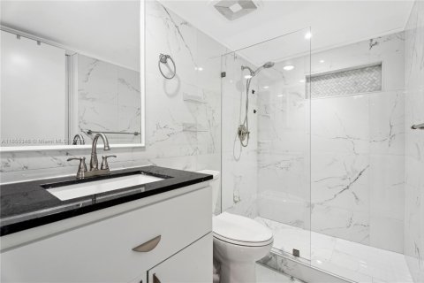 Condo in Miami, Florida, 2 bedrooms  № 1888901 - photo 24