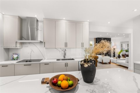 Casa en venta en Miami, Florida, 3 dormitorios, 183.76 m2 № 1974056 - foto 16