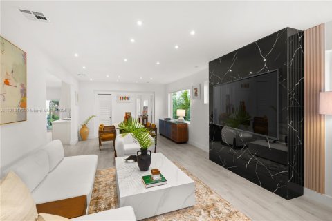 Casa en venta en Miami, Florida, 3 dormitorios, 183.76 m2 № 1974056 - foto 7