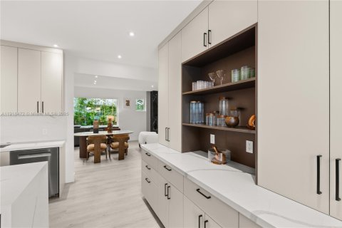 Casa en venta en Miami, Florida, 3 dormitorios, 183.76 m2 № 1974056 - foto 19