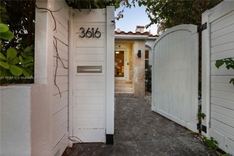 Casa en venta en Miami, Florida, 3 dormitorios, 183.76 m2 № 1974056 - foto 3