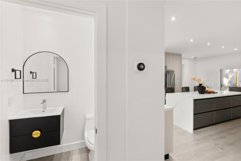 Casa en venta en Miami, Florida, 3 dormitorios, 183.76 m2 № 1974056 - foto 14