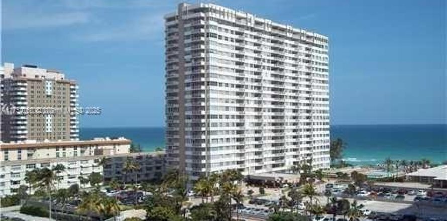 Кондоминиум с 1 спальней в Халландейл-Бич, Флорида № 1958362