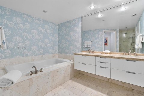 Condo in Surfside, Florida, 2 bedrooms  № 1998703 - photo 13