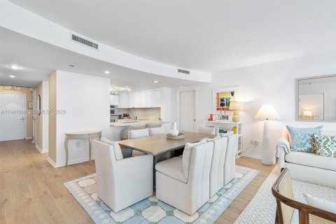 Condo in Surfside, Florida, 2 bedrooms  № 1998703 - photo 5