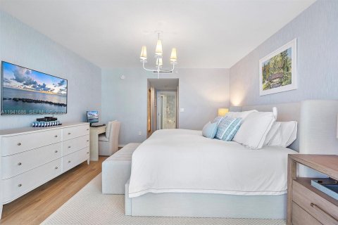 Condo in Surfside, Florida, 2 bedrooms  № 1998703 - photo 12