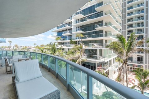 Condo in Surfside, Florida, 2 bedrooms  № 1998703 - photo 16