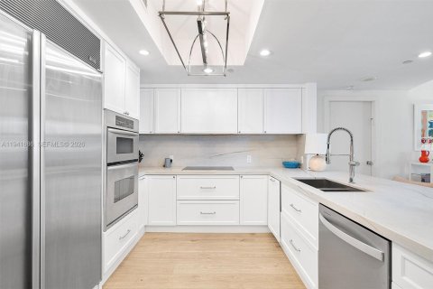 Condo in Surfside, Florida, 2 bedrooms  № 1998703 - photo 9