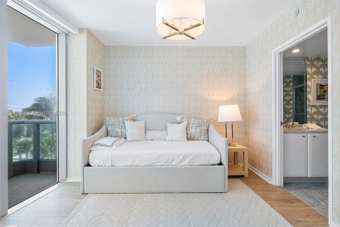 Condo in Surfside, Florida, 2 bedrooms  № 1998703 - photo 18