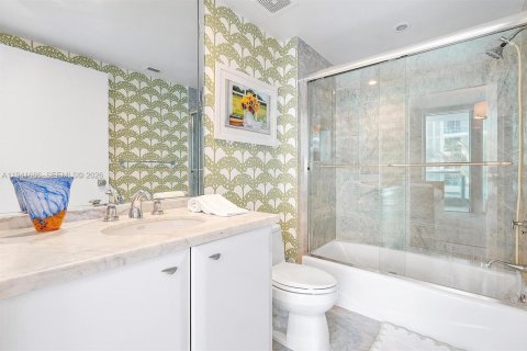 Condo in Surfside, Florida, 2 bedrooms  № 1998703 - photo 19