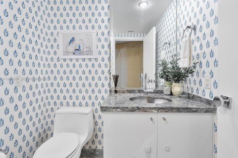 Condo in Surfside, Florida, 2 bedrooms  № 1998703 - photo 21