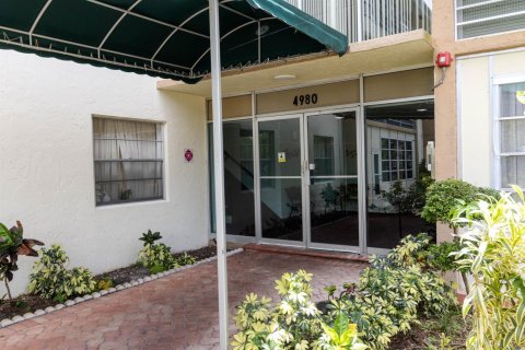 Купить кондоминиум в Тамарак, Флорида 3 комнаты, 87.33м2, № 2249659 - фото 16