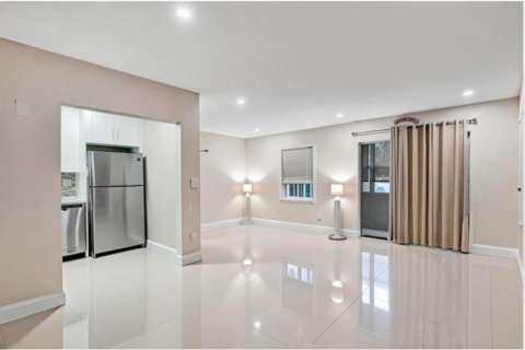 Купить кондоминиум в Тамарак, Флорида 3 комнаты, 87.33м2, № 2249659 - фото 4