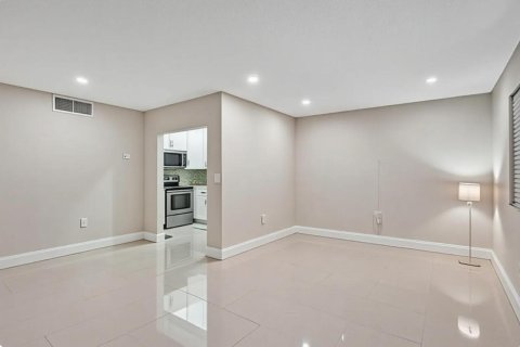 Купить кондоминиум в Тамарак, Флорида 3 комнаты, 87.33м2, № 2249659 - фото 2