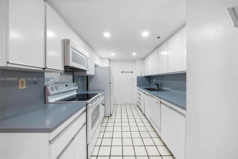 Condo in Miami, Florida, 3 bedrooms № 1989458 - photo 10