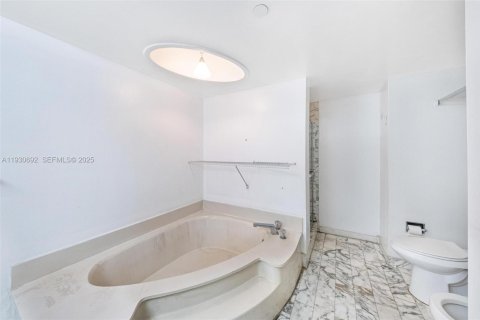 Condo in Miami, Florida, 3 bedrooms № 1989458 - photo 16