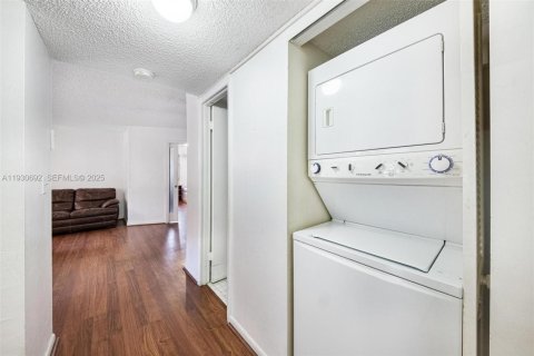 Condo in Miami, Florida, 3 bedrooms № 1989458 - photo 11