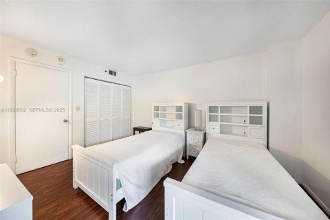 Condo in Miami, Florida, 3 bedrooms № 1989458 - photo 18