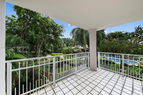 Condo in Miami, Florida, 3 bedrooms № 1989458 - photo 9