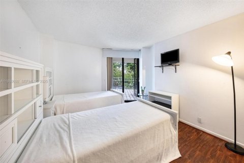 Condo in Miami, Florida, 3 bedrooms № 1989458 - photo 20