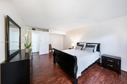 Condo in Miami, Florida, 3 bedrooms № 1989458 - photo 15