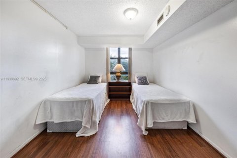 Condo in Miami, Florida, 3 bedrooms № 1989458 - photo 22