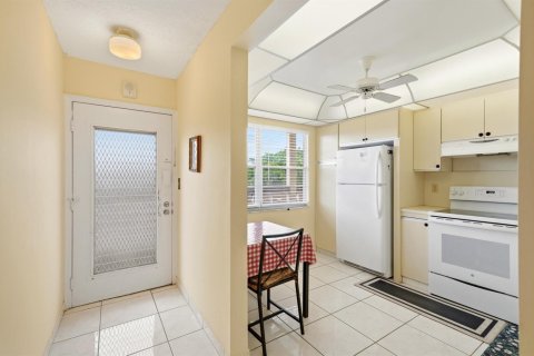 Condo in Coconut Creek, Florida, 2 bedrooms № 2259827 - photo 10