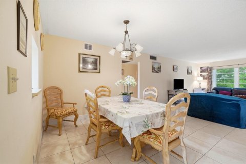 Condo in Coconut Creek, Florida, 2 bedrooms № 2259827 - photo 16