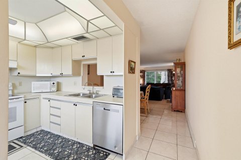 Condo in Coconut Creek, Florida, 2 bedrooms № 2259827 - photo 9