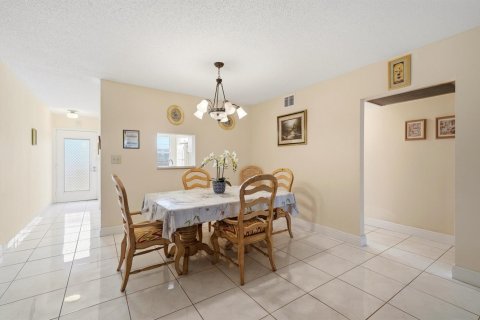 Condo in Coconut Creek, Florida, 2 bedrooms № 2259827 - photo 3