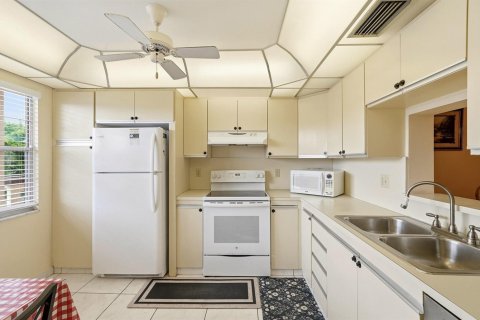 Condo in Coconut Creek, Florida, 2 bedrooms № 2259827 - photo 11