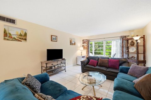 Condo in Coconut Creek, Florida, 2 bedrooms № 2259827 - photo 17