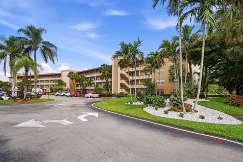 Condo in Coconut Creek, Florida, 2 bedrooms № 2259827 - photo 30
