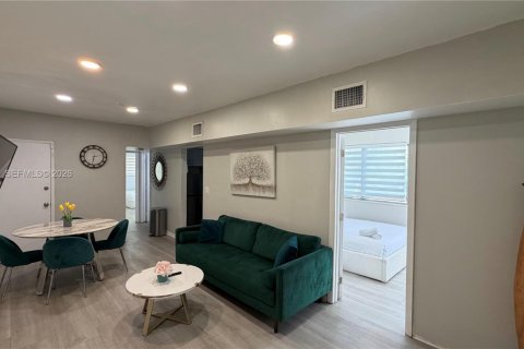 Casa en alquiler en Bay Harbor Islands, Florida, 2 dormitorios, 71.53 m2 № 2048154 - foto 3