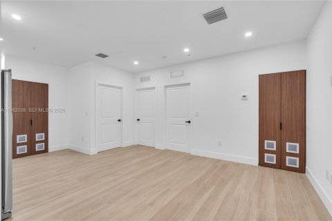 House in Miami, Florida 2 bedrooms, 67.82 sq.m. № 2043203 - photo 5