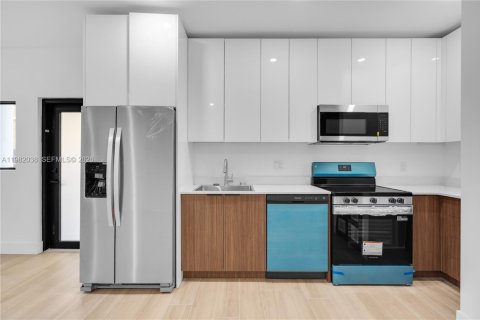 House in Miami, Florida 2 bedrooms, 67.82 sq.m. № 2043203 - photo 2